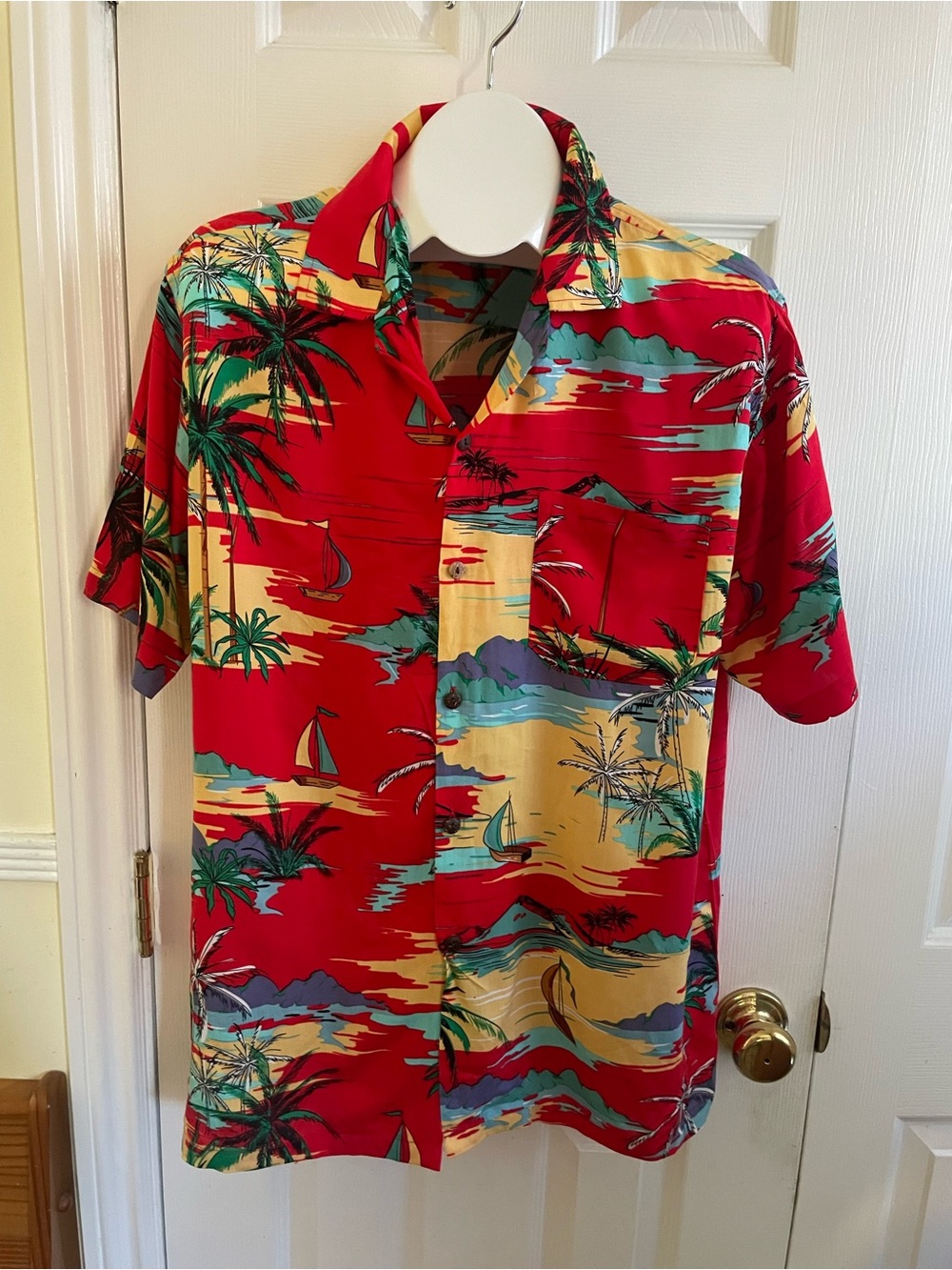 Men's Red Tropical Print Short-Sleeve Button-Down Shirt